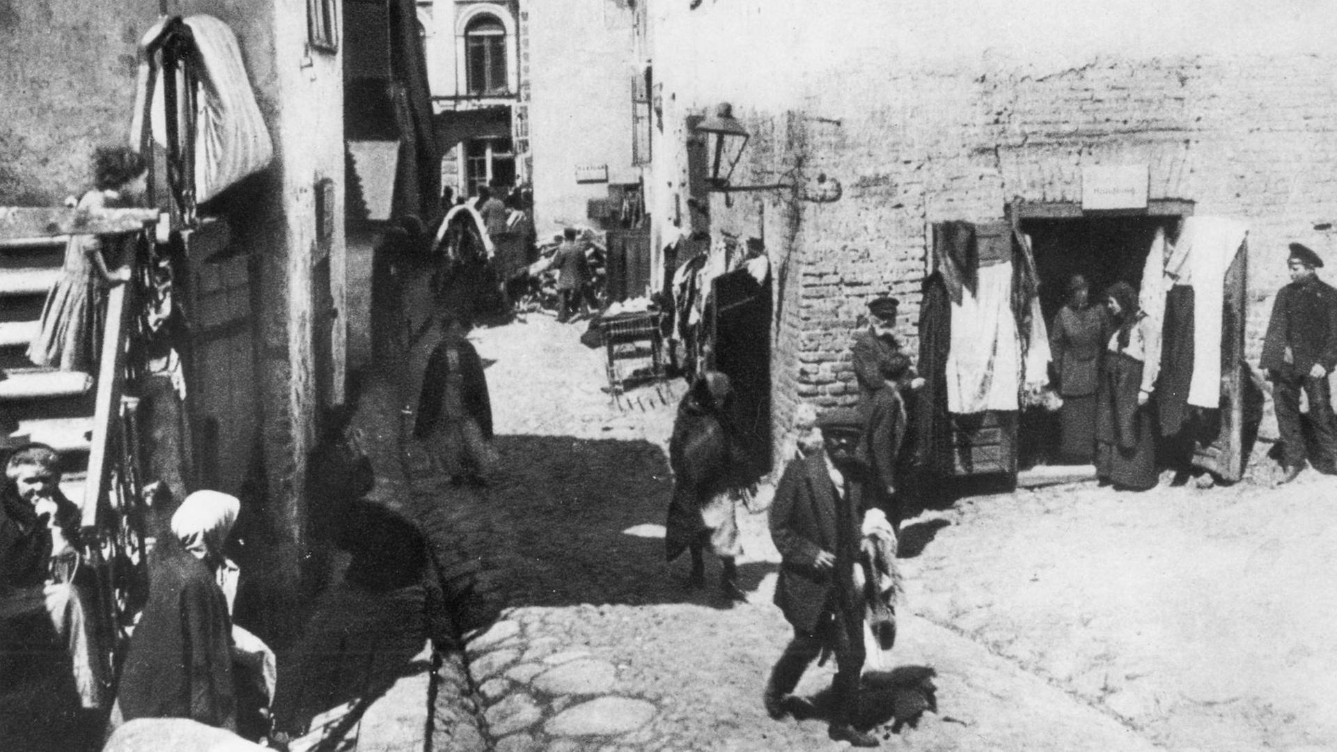 Straßenszene im jüdischen Ghetto Wilna Straßenszene im jüdischen Ghetto Wilna
