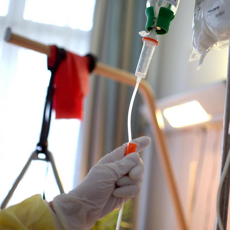 Pflegerin bereitet am 07.12.2015 in Berlin in der Palliativstation der Charité ein Tropf vor. 