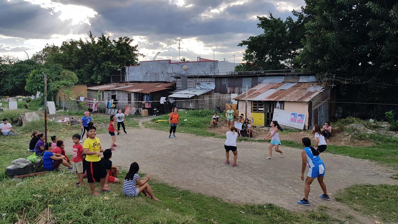 In Agdao, einem Armenviertel der philippinischen Stadt Davo City, spielt sich das Leben auf der Straße ab. In Agdao, einem Armenviertel der philippinischen Stadt Davo City, spielt sich das Leben auf der Straße ab.