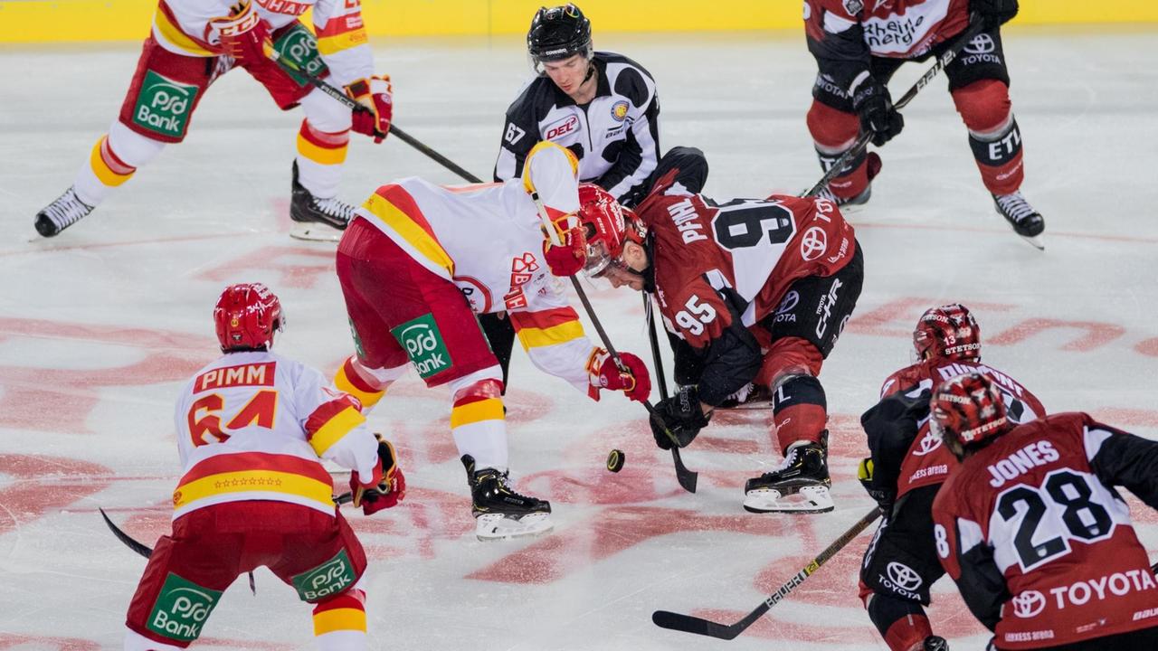Düsseldorfs Ken Andre Olimb (l.) und Kölns Fabio Pfohl versuchen an den Puck zu kommen. Düsseldorfs Ken Andre Olimb (l.) und Kölns Fabio Pfohl versuchen an den Puck zu kommen.