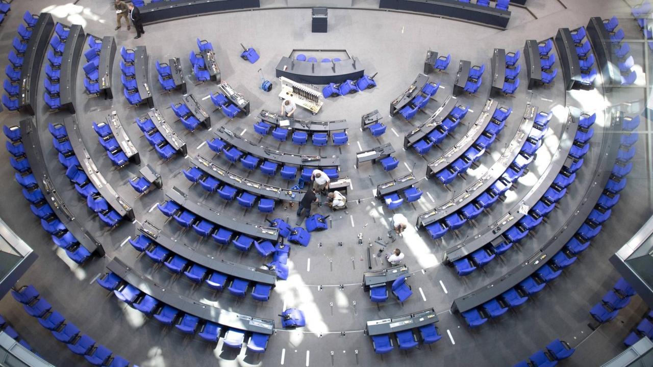 Arbeiter schrauben im Bundestag die Stühle für die Abgeordneten der anstehenden Legislaturperiode fest. Arbeiter schrauben im Bundestag die Stühle für die Abgeordneten der anstehenden Legislaturperiode fest.