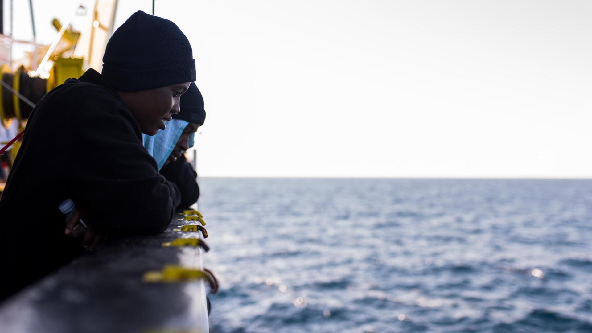 Migranten auf der MS Aquarius von SOS Mediterranee auf dem Meer vor Sizilien gebracht | picture alliance | Verwendung weltweit Migranten auf der MS Aquarius von SOS Mediterranee auf dem Meer vor Sizilien gebracht | picture alliance | Verwendung weltweit
