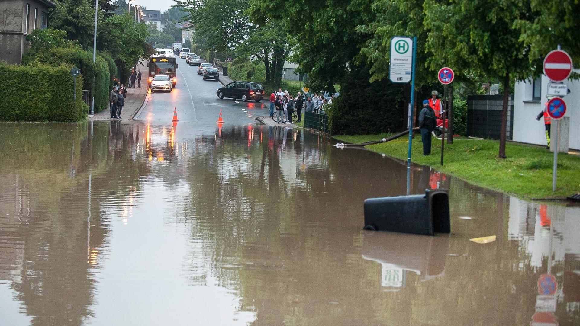 Bielefeld: Wasser steht nach starken Regenfällen auf einer gesperrten Straße.