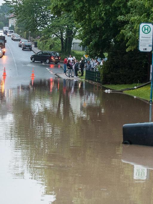 Bielefeld: Wasser steht nach starken Regenfällen auf einer gesperrten Straße.