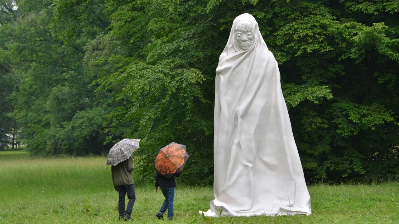 "The Importance Of Telepathy" - Großskulptur der thailändischen Künstler Apichatpong Weerasethakul und Chai Siri in der Kasseler Karlsaue bei der 13. Documenta 2012. "The Importance Of Telepathy" - Großskulptur der thailändischen Künstler Apichatpong Weerasethakul und Chai Siri in der Kasseler Karlsaue bei der 13. Documenta 2012.