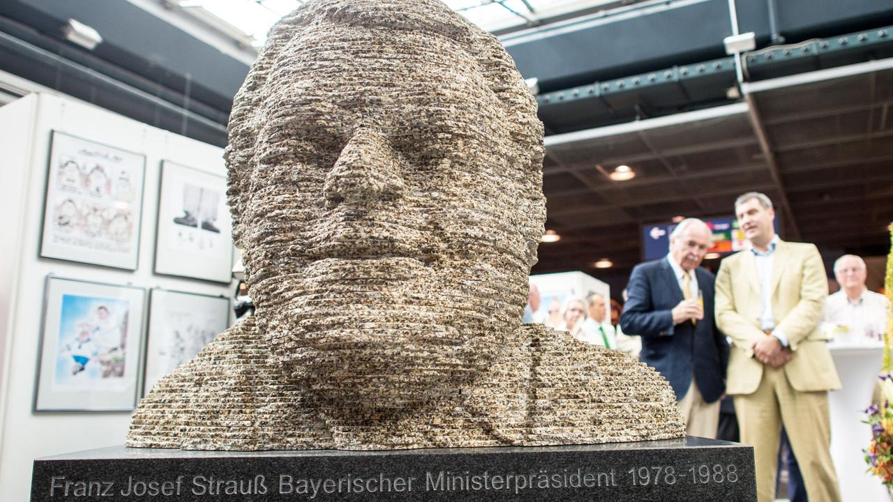 Büste von CSU-Vorsitzenden Strauß am Münchner Flughafen Büste von CSU-Vorsitzenden Strauß am Münchner Flughafen