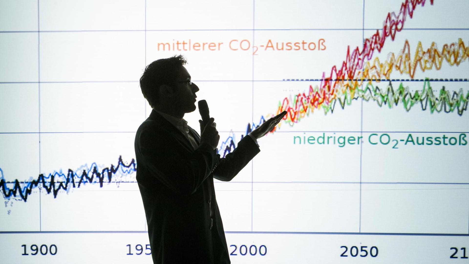 Dirk Notz, Leiter der Max-Planck Forschungsgruppe "Meereis im Erdsystem", erläutert den Zusammenhang zwischen Kohlenstoffdioxidausstoss und Temperaturerwärmung im Erdklima. Dirk Notz, Leiter der Max-Planck Forschungsgruppe "Meereis im Erdsystem", erläutert den Zusammenhang zwischen Kohlenstoffdioxidausstoss und Temperaturerwärmung im Erdklima.