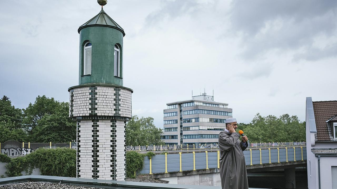 Gebetsruf "Adhan" auf dem Dach der Abu Bakr Moschee, Frankfurt. Gebetsruf "Adhan" auf dem Dach der Abu Bakr Moschee, Frankfurt.
