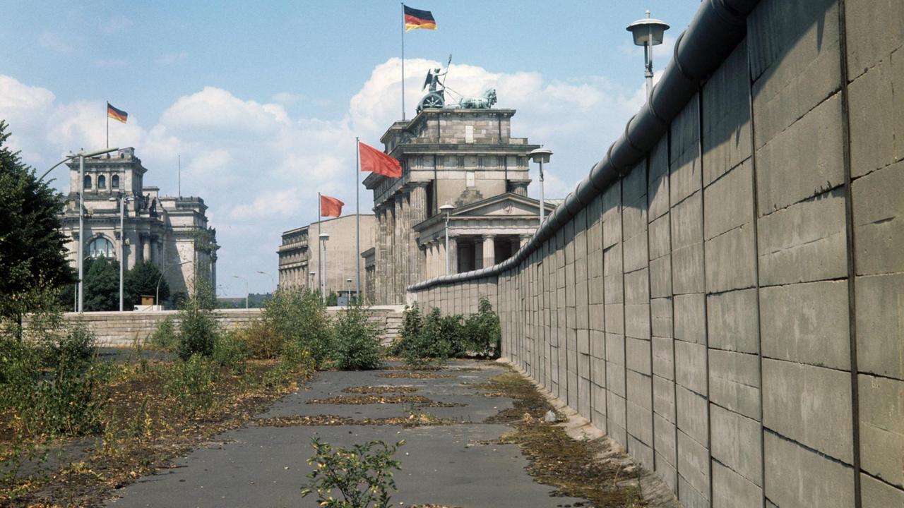 Die Mauer, die seit August 1961 Ost- von Westberlin trennt, zwischen Brandenburger Tor (r) und dem Reichstag (l). Aufgenommen 1971 von Westberliner Seite. 