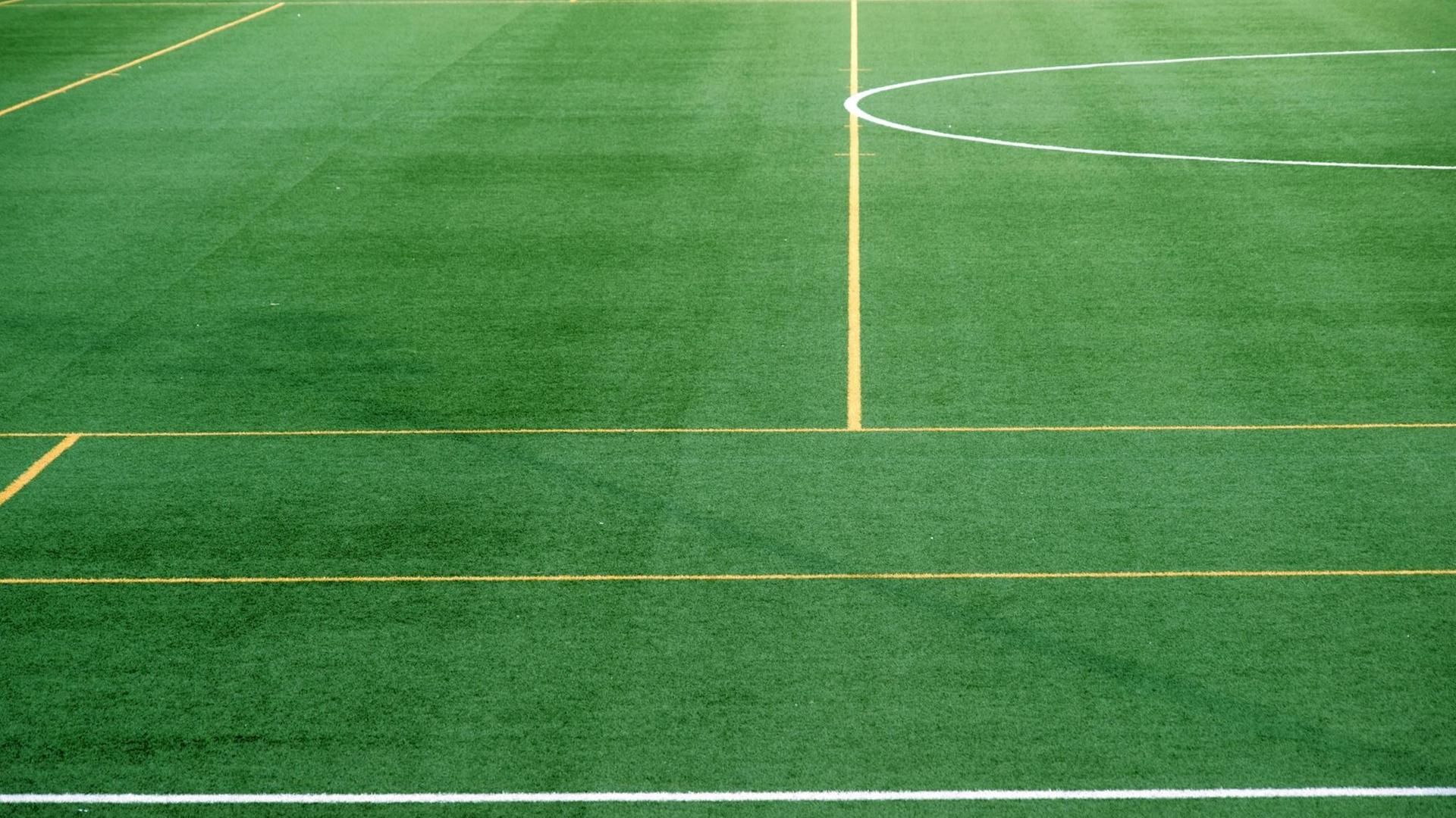Nahaufnahme des Rasens auf einem Fußballplatz. Nahaufnahme des Rasens auf einem Fußballplatz.