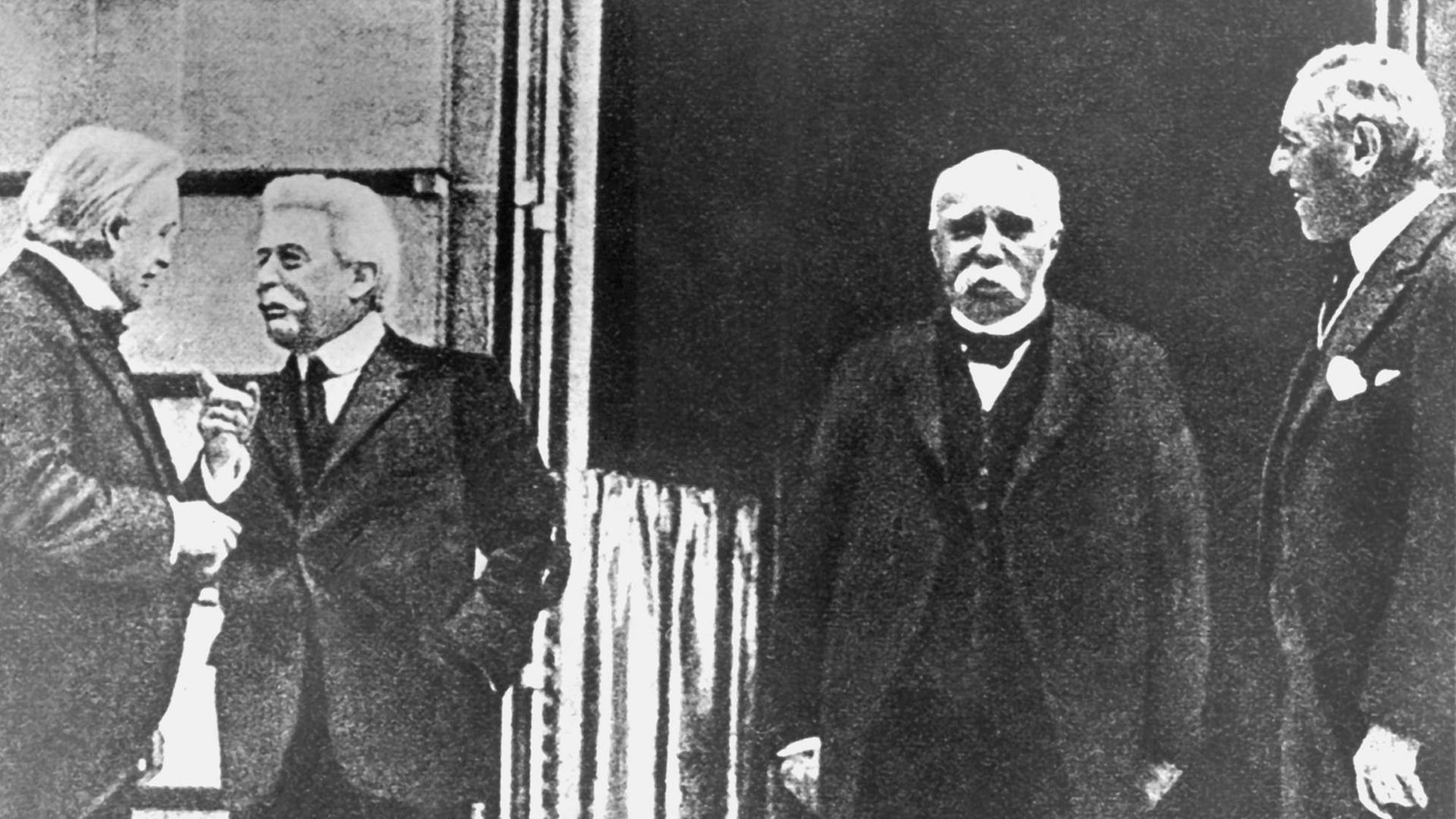 Die "Großen Vier" von 1919, die über den Inhalt des Versailler Vertrages nahezu allein entschieden (l-r): Die Ministerpräsidenten David Lloyd George (England), Vittorio Emanuele Orlando (Italien), Georges Benjamin Clemenceau (Frankreich) und der amerikanische Präsident Woodrow Wilson, aufgenommen 1919. Die "Großen Vier" von 1919, die über den Inhalt des Versailler Vertrages nahezu allein entschieden (l-r): Die Ministerpräsidenten David Lloyd George (England), Vittorio Emanuele Orlando (Italien), Georges Benjamin Clemenceau (Frankreich) und der amerikanische Präsident Woodrow Wilson, aufgenommen 1919.