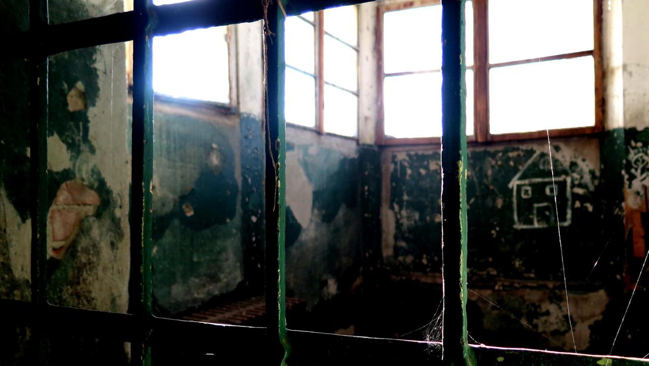 In diesem ehemaligen Kinderheim für behinderte Jungen im rumänischen Dorf Coltesti wurden die Kinder während der Ceausescu-Zeit unter unmenschlichen Umständen "verwart". In diesem ehemaligen Kinderheim für behinderte Jungen im rumänischen Dorf Coltesti wurden die Kinder während der Ceausescu-Zeit unter unmenschlichen Umständen "verwart".