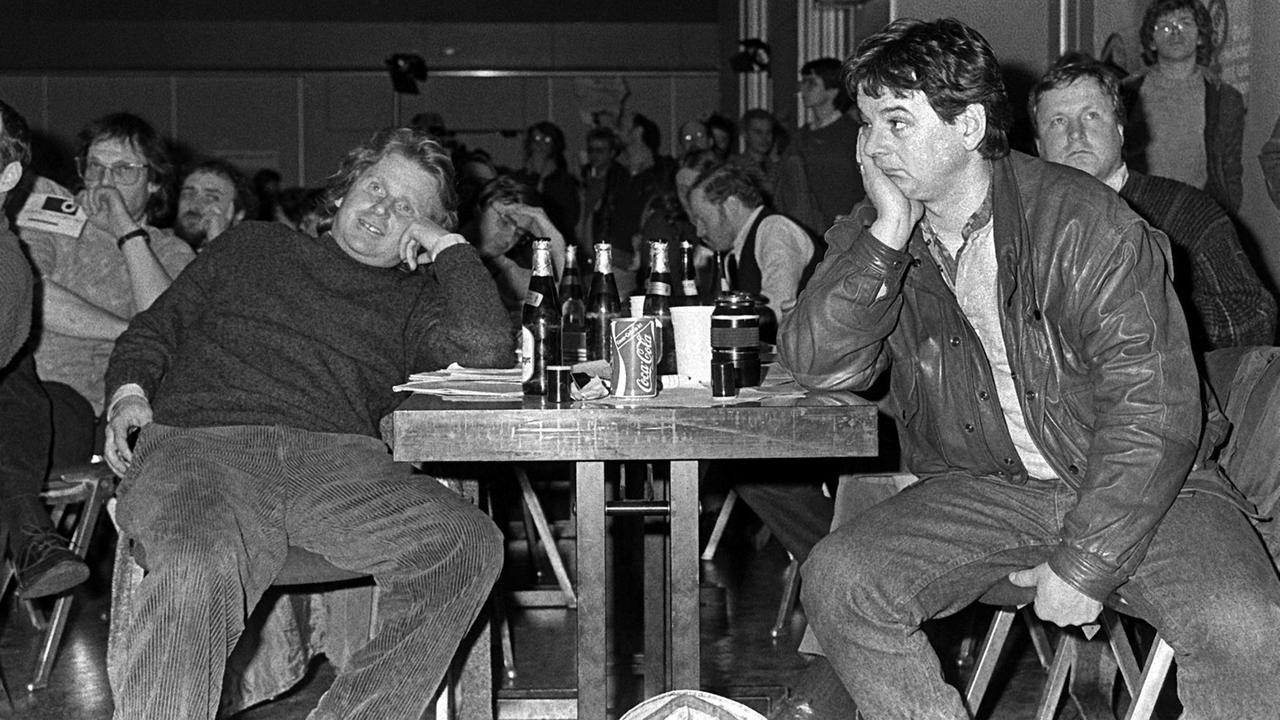 Der ehemalige hessische Umweltminister Joschka Fischer (r) und der Herausgeber der alternativen Frankfurter Zeitschrift "Pflasterstrand", Daniel Cohn-Bendit, am 21.2.1987 bei der Landesdelegiertenversammlung der hessischen Grünen im Frankfurter Stadtteil Bergen-Enkheim. Fischer wurde auf Beschluß der Delegiertenversammlung auf Platz zwei der Liste für die bevorstehenden hessischen Landtagswahlen am 5. April gesetzt. Auf Platz eins wurde die frühere Landtagsabgeordnete Iris Blaul gewählt. Der ehemalige hessische Umweltminister Joschka Fischer (r) und der Herausgeber der alternativen Frankfurter Zeitschrift "Pflasterstrand", Daniel Cohn-Bendit, am 21.2.1987 bei der Landesdelegiertenversammlung der hessischen Grünen im Frankfurter Stadtteil Bergen-Enkheim. Fischer wurde auf Beschluß der Delegiertenversammlung auf Platz zwei der Liste für die bevorstehenden hessischen Landtagswahlen am 5. April gesetzt. Auf Platz eins wurde die frühere Landtagsabgeordnete Iris Blaul gewählt.