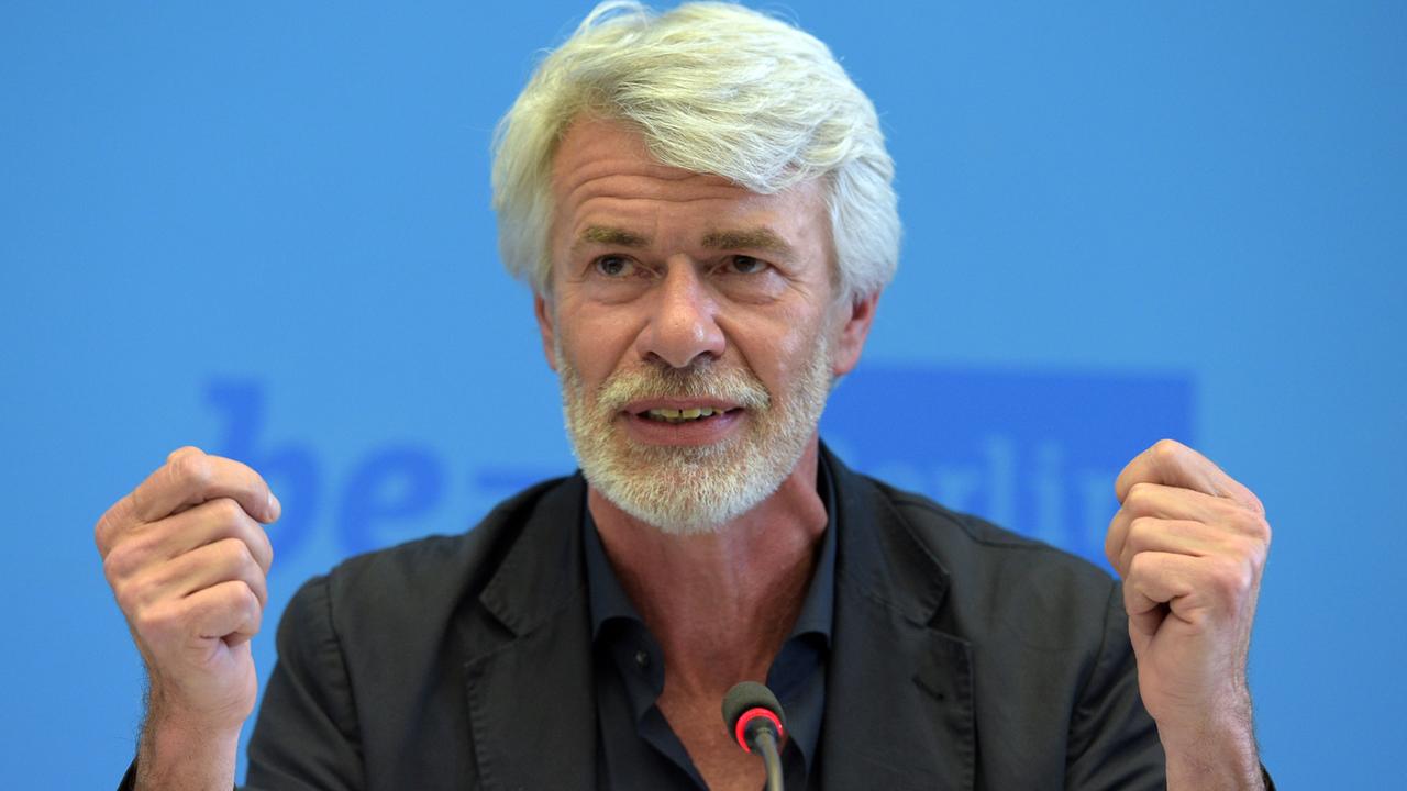 Chris Dercon während einer Pressekonferenz Chris Dercon während einer Pressekonferenz