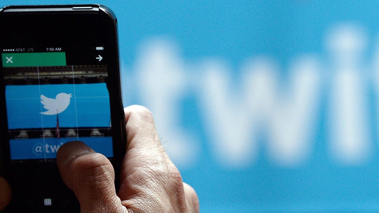 Ein Mann öffnet auf seinem Smartphone seinen Twitter-Account. Ein Mann öffnet auf seinem Smartphone seinen Twitter-Account.