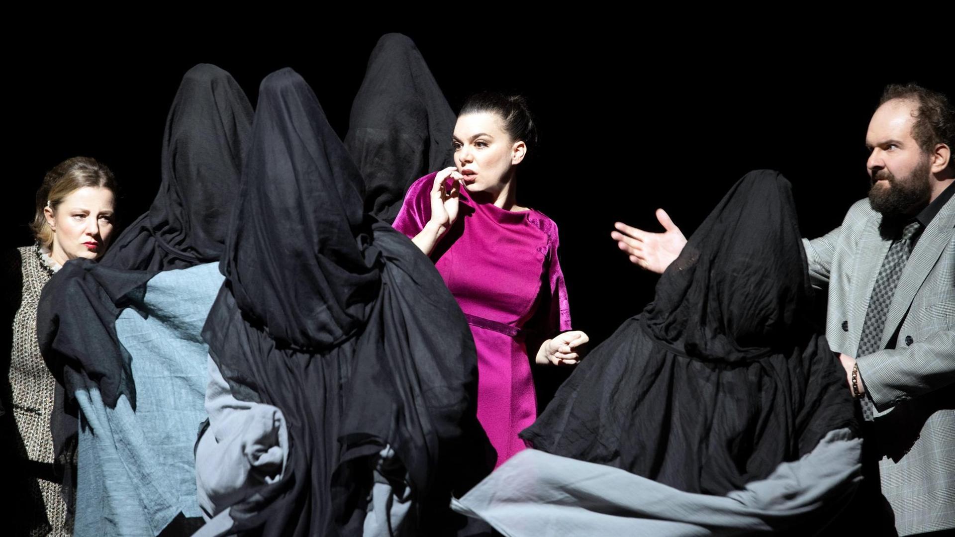 Szenenbild aus der Oper "Salome" von Richard Strauss inszeniert von Barrie Kosky, zu sehen sind von links nach rechts Claudia Mahnke (Herodias), Ambur Braid (Salome) und AJ Glueckert (Herodes) mit den Juden. Szenenbild aus der Oper "Salome" von Richard Strauss inszeniert von Barrie Kosky, zu sehen sind von links nach rechts Claudia Mahnke (Herodias), Ambur Braid (Salome) und AJ Glueckert (Herodes) mit den Juden.