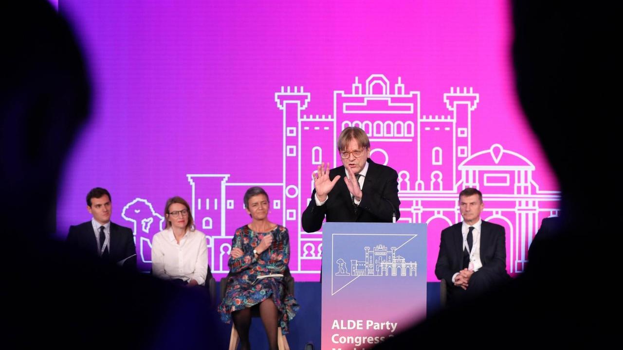 Guy Verhofstadt (M.) möchte Europas Liberale in eine neue Ära führen - als Hoffnungsträgerin gilt auch Margrethe Vestager (links daneben) Guy Verhofstadt (M.) möchte Europas Liberale in eine neue Ära führen - als Hoffnungsträgerin gilt auch Margrethe Vestager (links daneben)