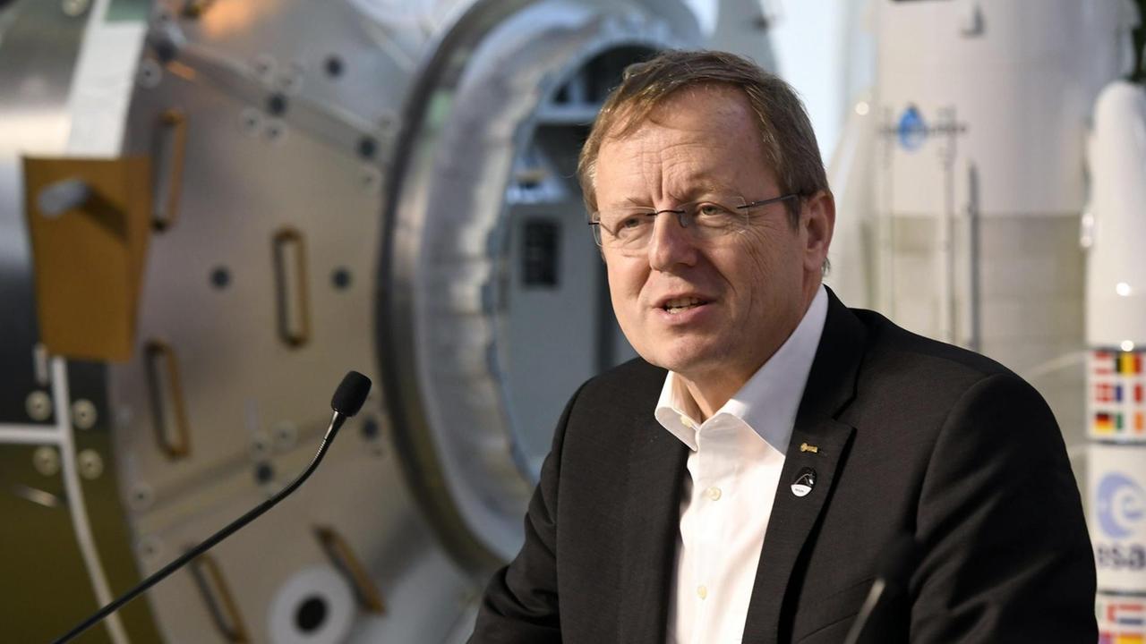 Das Foto zeigt den ESA-Chef Jan Wörner bei einer Pressekonferenz im Deutschen Zentrum für Luft und Raumfahrt im Dezember 2018.