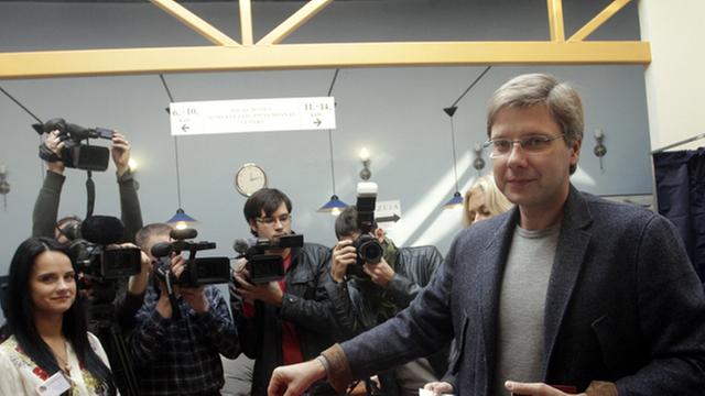 Rigas Bürgermeister und Kandidat für das Ministerpräsidentenamt, Nils Uschakow (Harmonie-Partei) bei der Stimmabgabe
