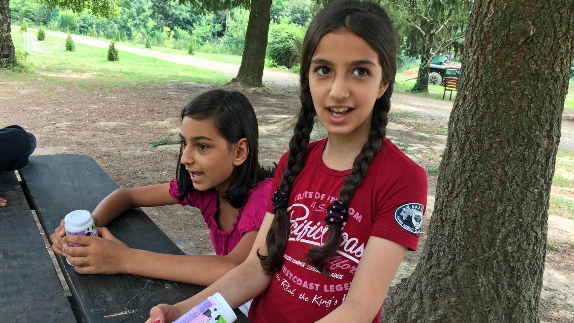 Afghanische Mädchen im Flüchtlingscamp Principovac an der serbisch-kroatischen Grenze in Serbien Afghanische Mädchen im Flüchtlingscamp Principovac an der serbisch-kroatischen Grenze in Serbien