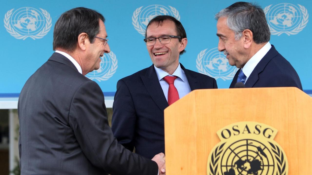 Der Sonderbeauftragter des UN-Generalsekretärs, Espen Barth Eide (M), bei einem Treffen mit dem Staatschef der zyprischen Republik, Nicos Anastasiades (L), und dem Präsidenten der Zyperntürken, Mustafa Akinci (R). 