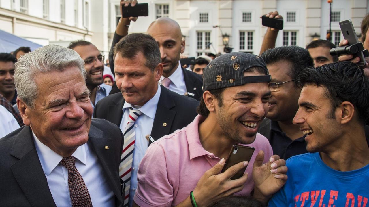 Bundespräsident Joachim Gauck besucht eine Flüchtlingsunterkunft in Berlin. Bundespräsident Joachim Gauck besucht eine Flüchtlingsunterkunft in Berlin.