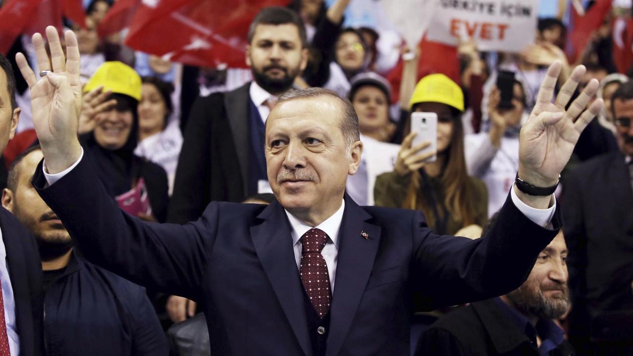 Der türkische Präsident Erdogan winkt seinen Anhängern in Istanbul zu. Der türkische Präsident Erdogan winkt seinen Anhängern in Istanbul zu.