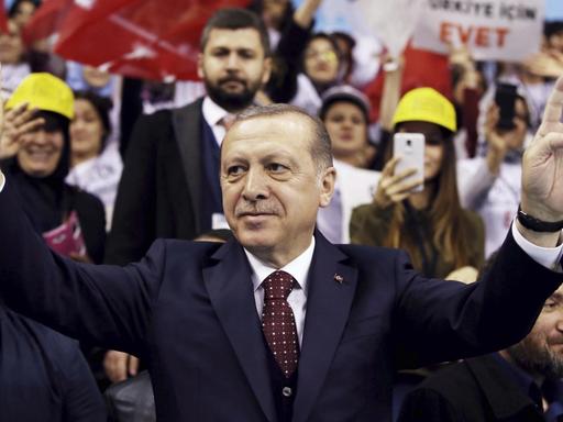 Der türkische Präsident Erdogan winkt seinen Anhängern in Istanbul zu.