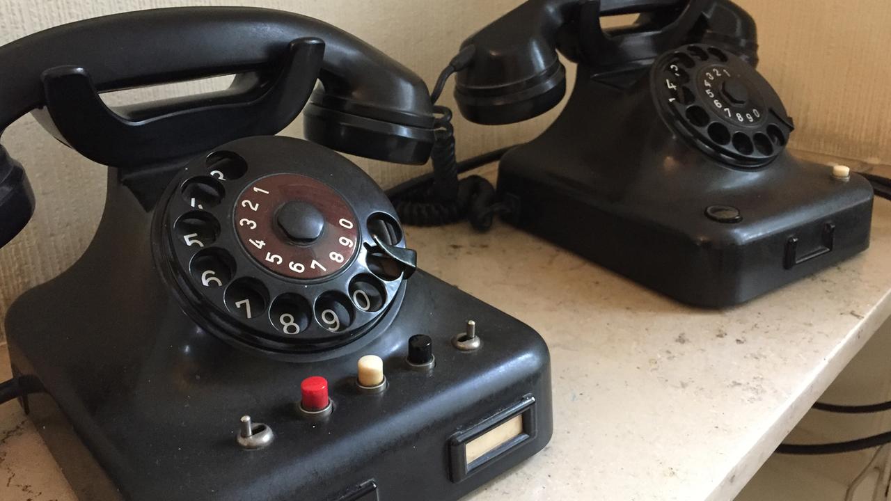 Zwei Telefonapparate stehen im Wohnhaus Adenauers: Mit dem roten Knopf kam er direkt ins Kanzleramt.