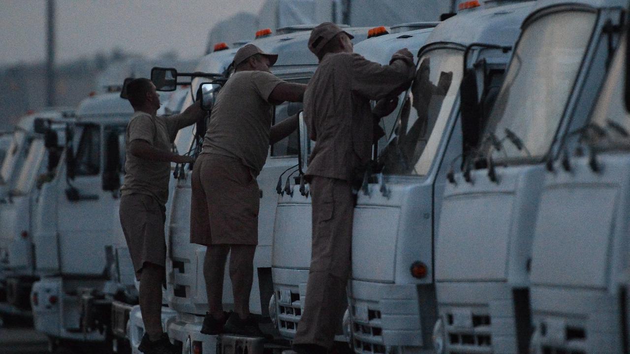 Arbeiter bereiten die Laster für den Hilfskonvoi in die Ostukraine vor. Arbeiter bereiten die Laster für den Hilfskonvoi in die Ostukraine vor.