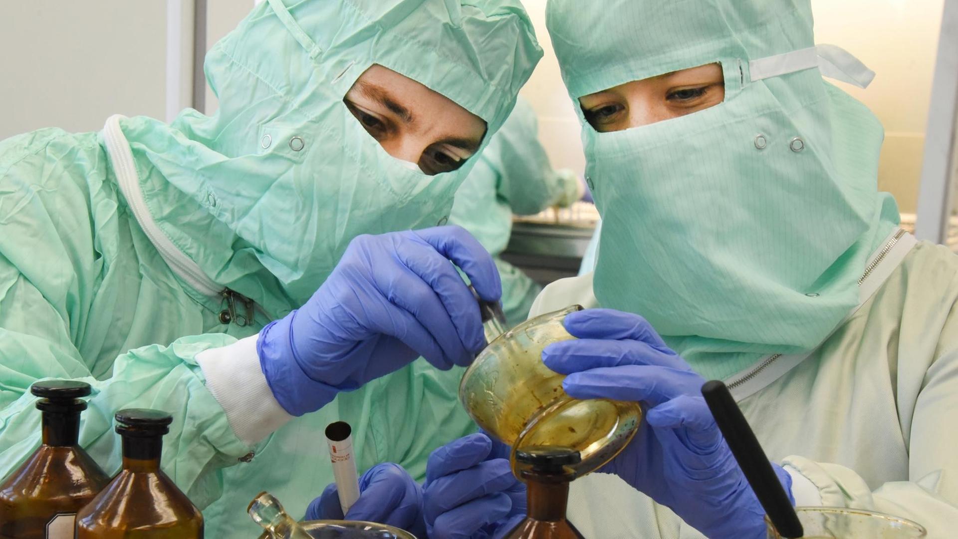 Studierende der Medizin im Labor am Institut für Pharmazie an der Martin-Luther-Universität Halle-Wittenberg Foto: Waltraud Grubitzsch/dpa-Zentralbild/ZB Studierende der Medizin im Labor am Institut für Pharmazie an der Martin-Luther-Universität Halle-Wittenberg Foto: Waltraud Grubitzsch/dpa-Zentralbild/ZB