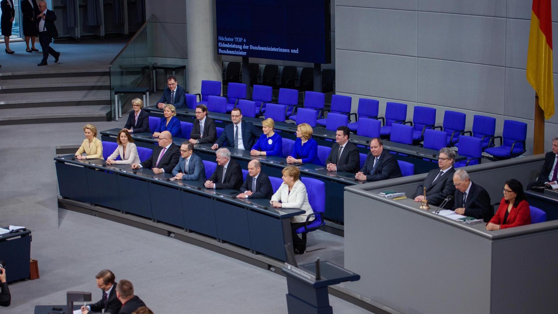 14.03.2018, Berlin: Die Mitglieder des neuen Bundeskabinetts haben auf der Regierungsbank Platz genommen. Vorne l-r, Ursula von der Leyen (CDU), Verteidigungsministerin, Katarina Barley (SPD), Bundesjustizministerin, Peter Altmaier (CDU), Bundesminister für Wirtschaft und Energie, Heiko Maas (SPD), Außenminister, Horst Seehofer (CSU), Bundesminister für Inneres, Heimat und Bau, Olaf Scholz (SPD), Bundesfinanzminister und Bundeskanzlerin Angela Merkel (CDU); 2. Reihe, l-r, Anja Karliczek (CDU), Bundesministerin für Bildung und Forschung, Svenja Schulze (SPD), Bundesumweltministerin, Andreas Scheuer (CSU), Bundesminister für Verkehr und digitale Infrastruktur, Jens Spahn (CDU), Bundesgesundheitsminister, Franziska Giffey (SPD), Bundesfamilienministerin, Julia Klöckner (CDU), Bundesministerin für Ernährung und Landwirtschaft, Hubertus Heil (SPD), Bundesminister für Arbeit und Soziales und Kanzleramtsminister Helge Braun sowie Gerd Müller (CSU), Entwicklungsminister in der 3. Reihe. 14.03.2018, Berlin: Die Mitglieder des neuen Bundeskabinetts haben auf der Regierungsbank Platz genommen. Vorne l-r, Ursula von der Leyen (CDU), Verteidigungsministerin, Katarina Barley (SPD), Bundesjustizministerin, Peter Altmaier (CDU), Bundesminister für Wirtschaft und Energie, Heiko Maas (SPD), Außenminister, Horst Seehofer (CSU), Bundesminister für Inneres, Heimat und Bau, Olaf Scholz (SPD), Bundesfinanzminister und Bundeskanzlerin Angela Merkel (CDU); 2. Reihe, l-r, Anja Karliczek (CDU), Bundesministerin für Bildung und Forschung, Svenja Schulze (SPD), Bundesumweltministerin, Andreas Scheuer (CSU), Bundesminister für Verkehr und digitale Infrastruktur, Jens Spahn (CDU), Bundesgesundheitsminister, Franziska Giffey (SPD), Bundesfamilienministerin, Julia Klöckner (CDU), Bundesministerin für Ernährung und Landwirtschaft, Hubertus Heil (SPD), Bundesminister für Arbeit und Soziales und Kanzleramtsminister Helge Braun sowie Gerd Müller (CSU), Entwicklungsminister in der 3. Reihe.