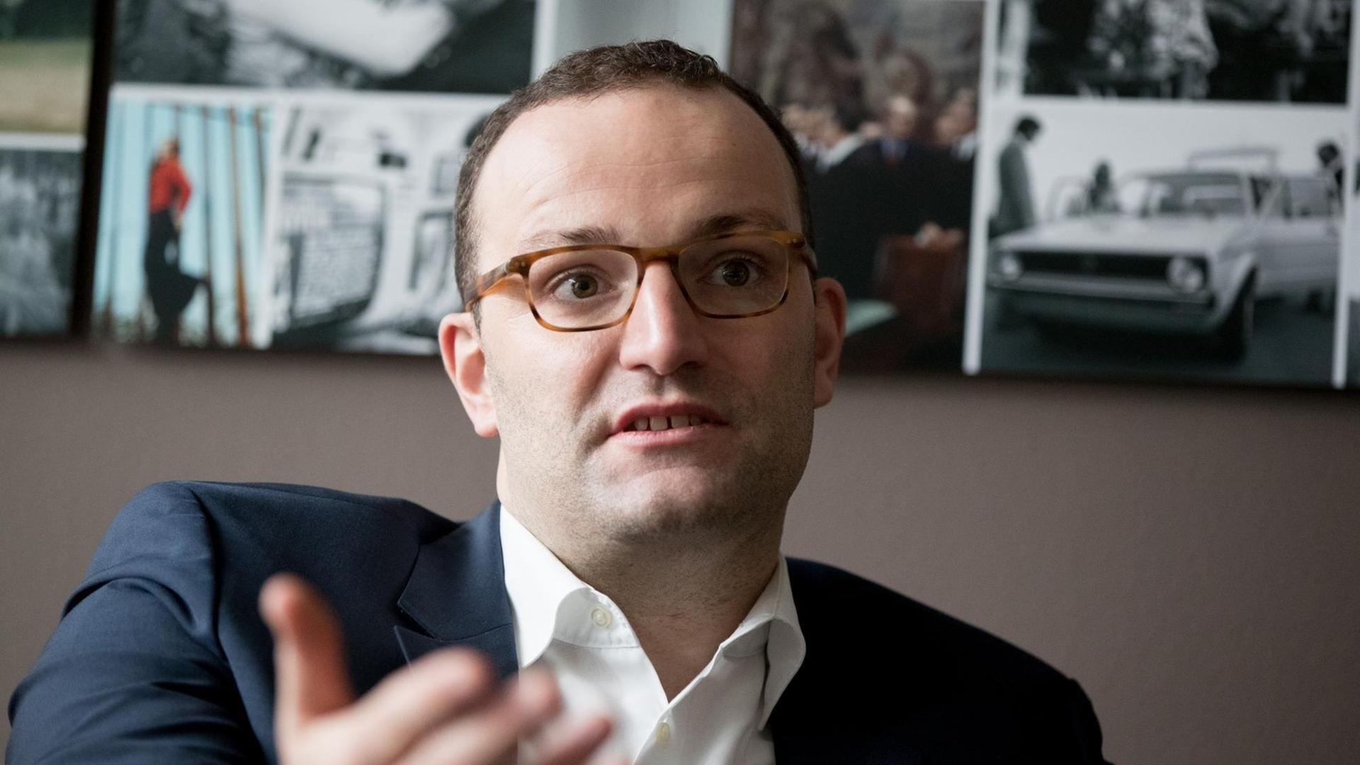 Finanz-Staatssekretär Jens Spahn (CDU) spricht am 13.12.2016 in Berlin mit Journalisten der Deutschen Presse-Agentur. Finanz-Staatssekretär Jens Spahn (CDU) spricht am 13.12.2016 in Berlin mit Journalisten der Deutschen Presse-Agentur.
