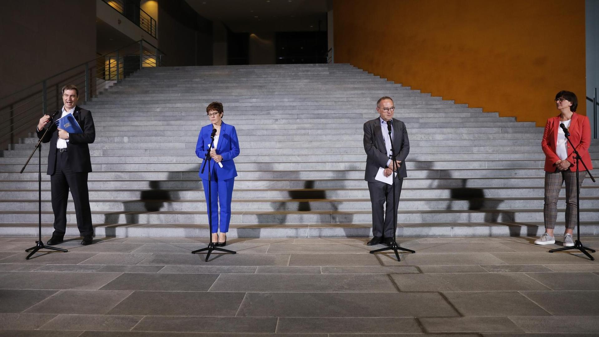 Die Vorsitzenden von Union und SPD stehen auf einer Treppe am Kanzleramt Die Vorsitzenden von Union und SPD stehen auf einer Treppe am Kanzleramt