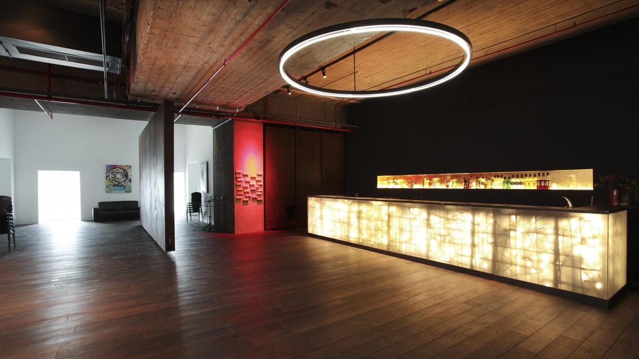 Der leere Resonanzraum des Ensemble Resonanz im Bunker Feldstraße auf St. Pauli in Hamburg mit goldener Bar und schwarzer Wand Der leere Resonanzraum des Ensemble Resonanz im Bunker Feldstraße auf St. Pauli in Hamburg mit goldener Bar und schwarzer Wand