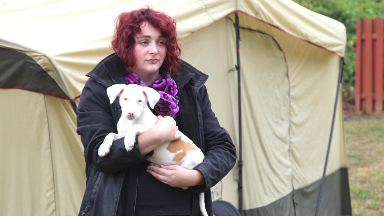 Shayenne in Oregon mit Hund im Arm