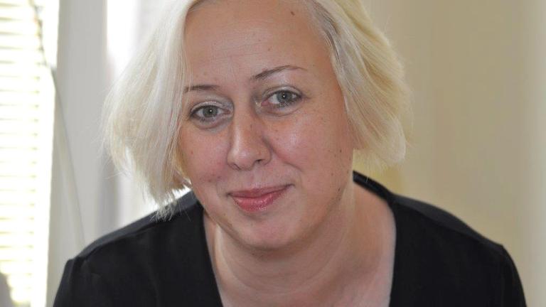 Sonya Winterberg schaut freundlich in die Kamera Sonya Winterberg schaut freundlich in die Kamera
