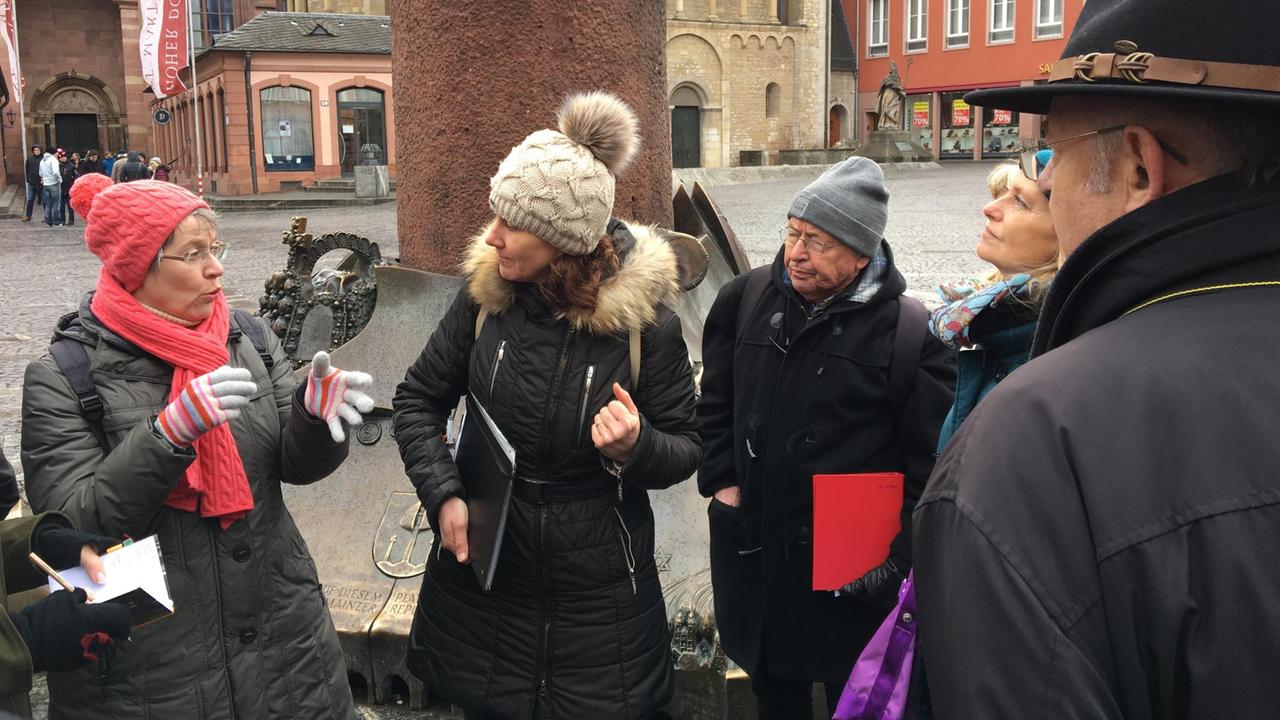 Gästeführer Dorothee Gries und Wolfgang Finck mit Exkursionsleiterin Anke Sprenger vor dem Mainzer Dom. Gästeführer Dorothee Gries und Wolfgang Finck mit Exkursionsleiterin Anke Sprenger vor dem Mainzer Dom.