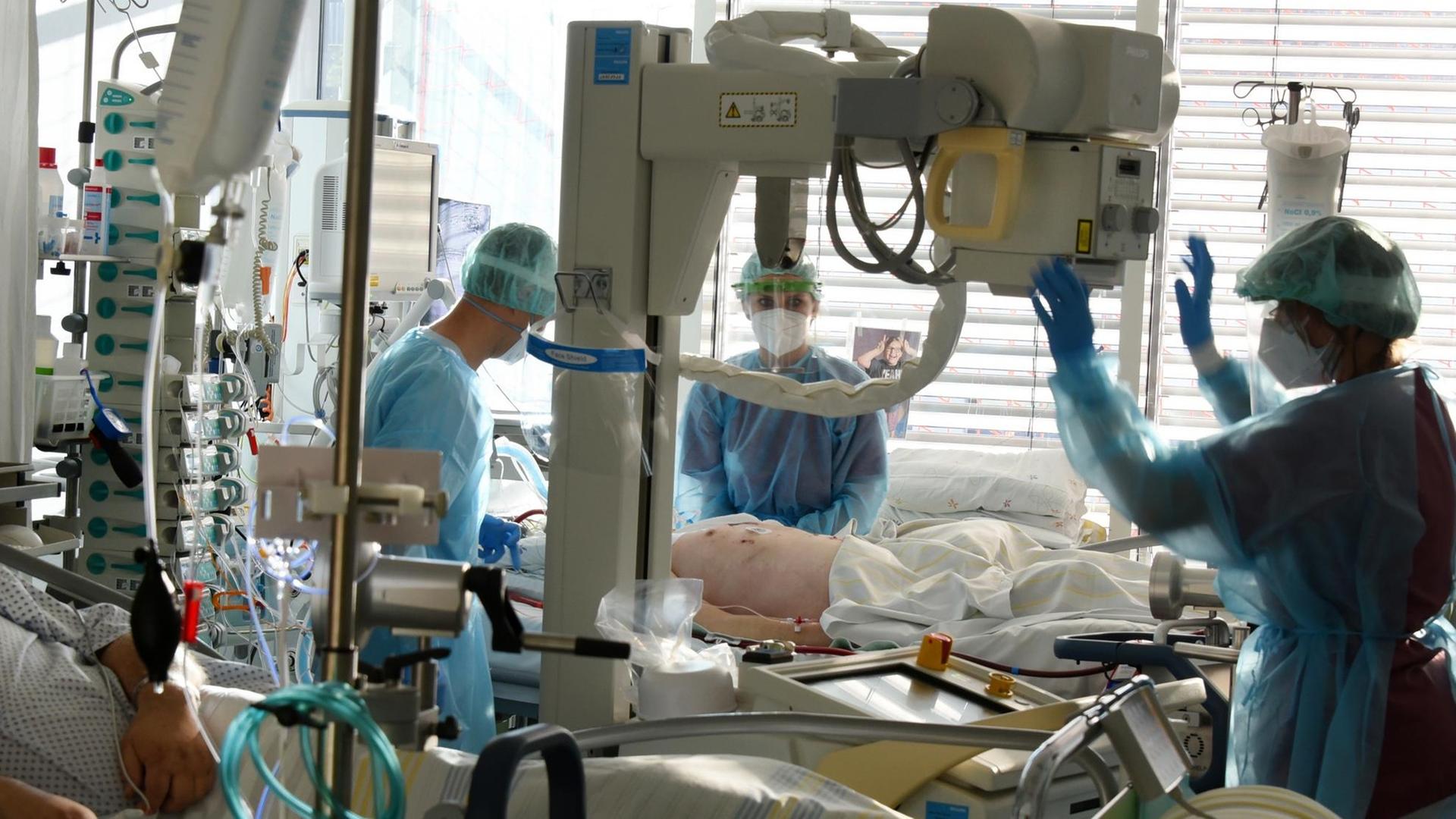 Auf einer Covid-19-Station wird ein Patient von medizinischem Personal geröntgt. Auf einer Covid-19-Station wird ein Patient von medizinischem Personal geröntgt.