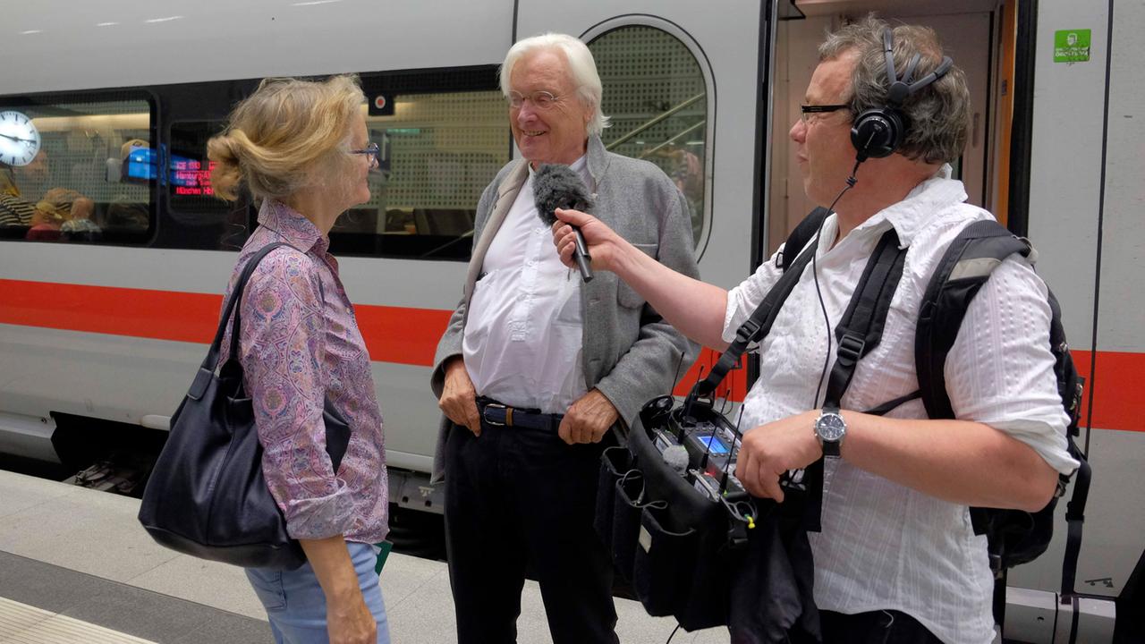 Ohne seinen Architekten Meinhard von Gerkan (Mitte), gäbe es den Berliner Hauptbahnhof nicht; hier mit Moderatorin Liane von Billerbeck und Techniker Thomas Schütt. Ohne seinen Architekten Meinhard von Gerkan (Mitte), gäbe es den Berliner Hauptbahnhof nicht; hier mit Moderatorin Liane von Billerbeck und Techniker Thomas Schütt.