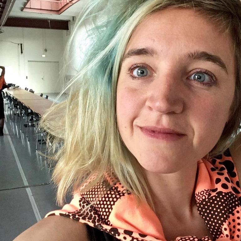 Selfie: Christiane Hütter im Profil und gespiegelt von hinten