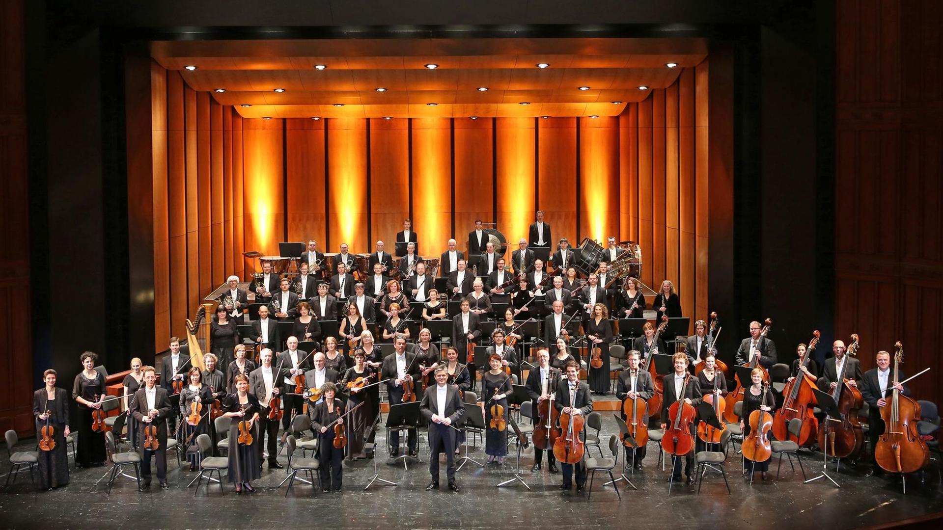 Der Klangkörper der anhaltischen Philharmonie im Konzertsaal in Dessau. Der Klangkörper der anhaltischen Philharmonie im Konzertsaal in Dessau.