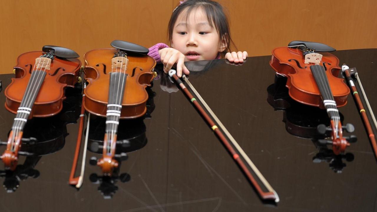 Früh übt sich: Die fünfjährige Emely nimmt sich ihre Kindergeige von einem Klavier. Früh übt sich: Die fünfjährige Emely nimmt sich ihre Kindergeige von einem Klavier.