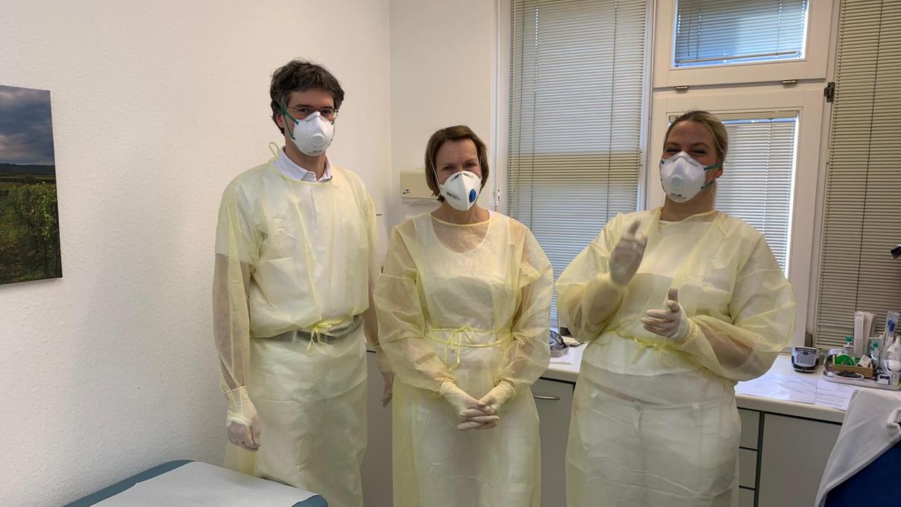 Das Team der Gemeinschaftspraxis Holz+Heinert – von links nach rechts: Dr. Martin Heinert, Dr. Ulrike Holz, Dr. Stephanie Hoormann Das Team der Gemeinschaftspraxis Holz+Heinert – von links nach rechts: Dr. Martin Heinert, Dr. Ulrike Holz, Dr. Stephanie Hoormann