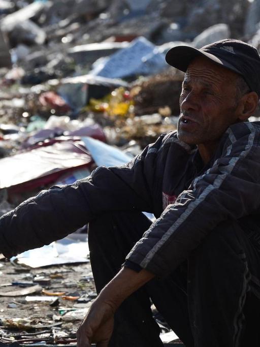 Ein alter Mann vom Volk der Roma in Bulgarien. Er sammelt Flaschen auf Müllkippen, um überleben zu können.
