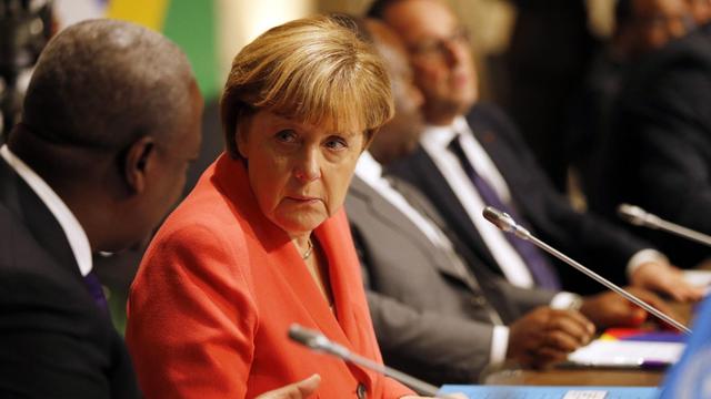 Kanzlerin Merkel spricht mit einem afrikanischen Teilnehmer des EU-Afrika-Gipfels in Malta Kanzlerin Merkel spricht mit einem afrikanischen Teilnehmer des EU-Afrika-Gipfels in Malta