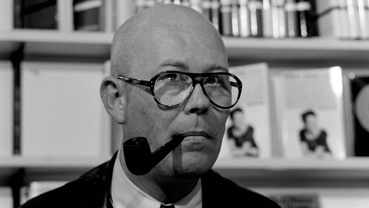 Portrait des Schriftstellers Uwe Johnson mit Pfeife, 1971. Portrait des Schriftstellers Uwe Johnson mit Pfeife, 1971.