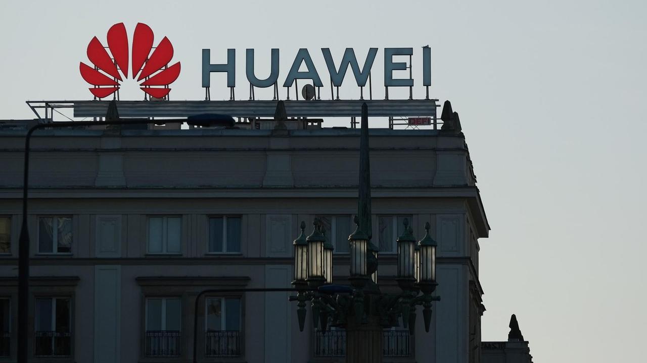 Ein Huawei Schild an einem grossen alten Gebäude. Ein Huawei Schild an einem grossen alten Gebäude.