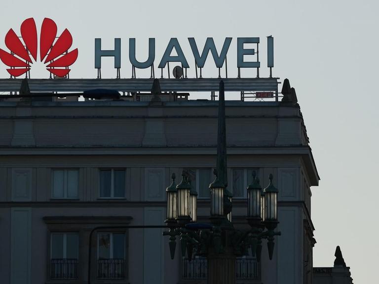 Ein Huawei Schild an einem grossen alten Gebäude.