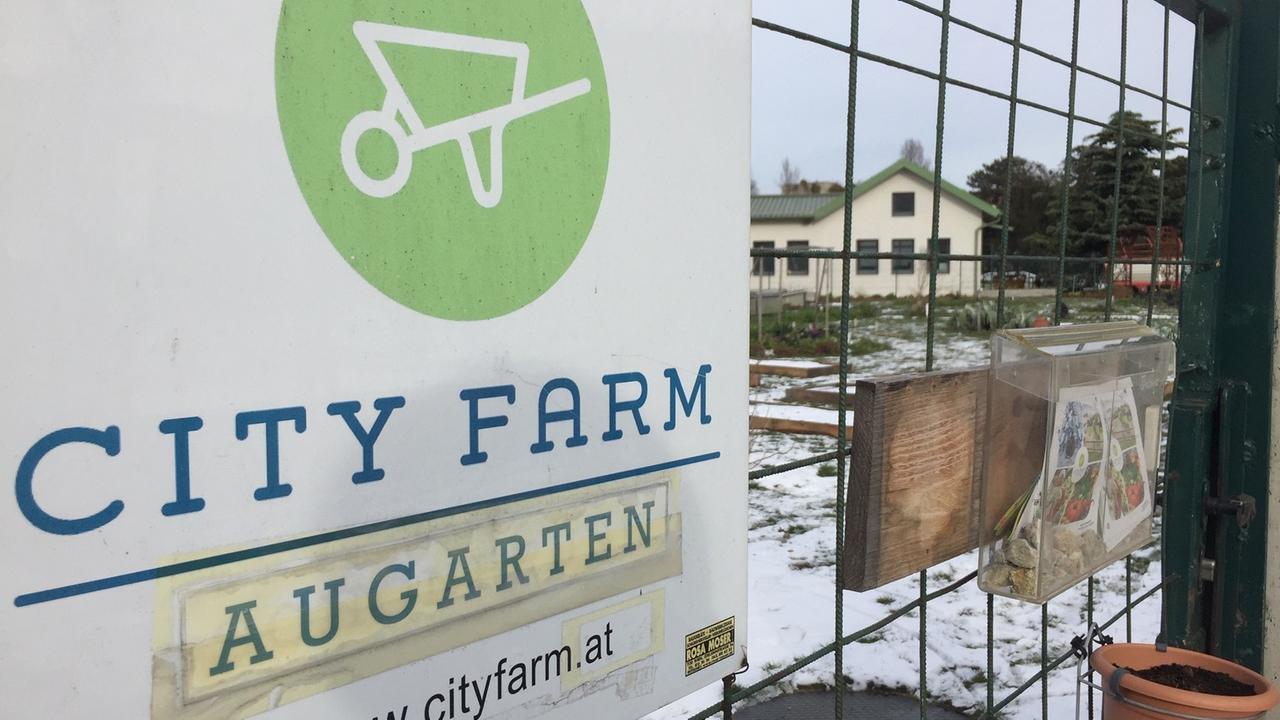 Früher hatte Kaiserin Sissi hier ihre kaiserliche Meierei, heute wird auf der City Farm in Wien Salat angebaut. Eingangsschild Eingang zum Hof. Früher hatte Kaiserin Sissi hier ihre kaiserliche Meierei, heute wird auf der City Farm in Wien Salat angebaut. Eingangsschild Eingang zum Hof.